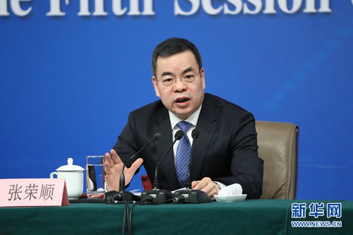 圖為全國人大常委會法工委副主任張榮順回答記者提問。