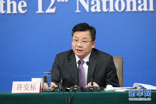 圖為全國(guó)人大常委會(huì)法工委副主任許安標(biāo)回答記者提問(wèn)。