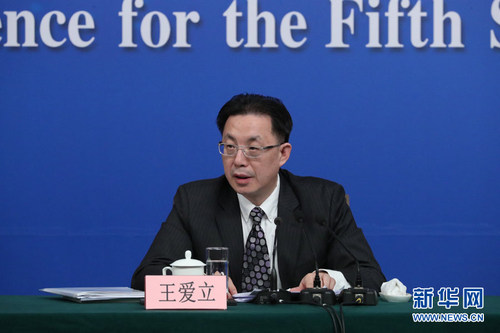 圖為全國人大常委會法工委刑法室主任王愛立回答記者提問。