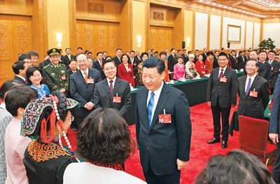 3月8日，中共中央總書記、國家主席、中央軍委主席習近平參加十二屆全國人大五次會議四川代表團的審議。在“三八”國際勞動婦女節(jié)到來之際，習近平代表黨中央、國務院，向參加全國兩會的女代表、女委員、女工作人員，向全國各族各界婦女同胞，致以節(jié)日的祝賀和誠摯的祝福。這是習近平同女代表親切交談。新華社記者 李學仁攝