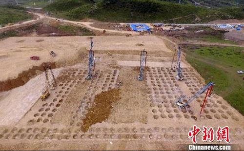 2016年8月3日，甘孜格薩爾機場建設(shè)工地上一片繁忙。當(dāng)日，位于四川德格和甘孜縣交界處的甘孜州格薩爾機場項目建設(shè)進展順利，力爭2017年10月1日建成通航。該機場投資估算約24.88億元，跑道長4000米，屬于高高原機場，建成后民眾從成都前往甘孜、德格、白玉、新龍縣等地的路途時間將大大縮短，也將助推當(dāng)?shù)亟?jīng)濟社會發(fā)展和藏區(qū)農(nóng)牧民脫貧奔小康步伐?！⒅铱?攝