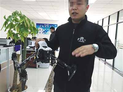昨日，飛態(tài)創(chuàng)新門店負(fù)責(zé)人陳石磊表示，破解模塊還裝在無人機(jī)上，但并未使用。新京報(bào)記者 吳江 攝