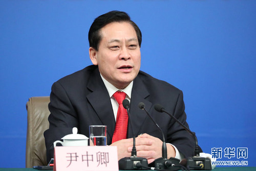 圖為尹中卿回答記者提問。新華網(wǎng)中國政府網(wǎng) 孫韜 攝