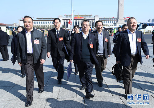 3月10日，全國政協(xié)十二屆五次會議在北京人民大會堂舉行第三次全體會議。這是委員們走向會場。新華網(wǎng) 翟子赫 攝2