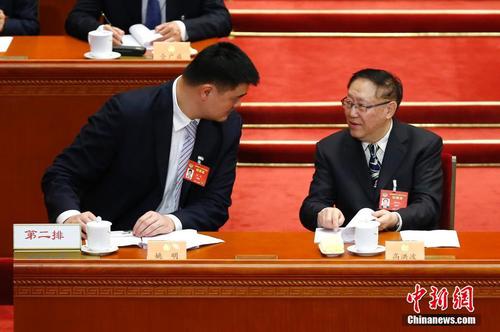3月10日，全國政協(xié)十二屆五次會議在北京人民大會堂舉行第三次全體會議。會前姚明委員（左）與高洪波委員交談。中新社記者 富田 攝