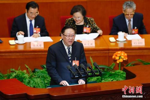 3月10日，全國政協(xié)十二屆五次會議在北京人民大會堂舉行第三次全體會議。圖為高洪波委員代表文化藝術(shù)界作《堅定文化自信 創(chuàng)作文藝精品》的發(fā)言。中新社記者 富田 攝