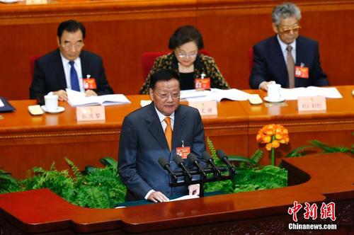 3月10日，全國政協(xié)十二屆五次會議在北京人民大會堂舉行第三次全體會議。圖為劉長樂委員作《提高國民素質(zhì)重在道德引導(dǎo)和法治規(guī)范》的發(fā)言。中新社記者 富田 攝