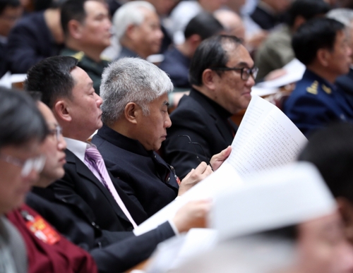 3月10日，全國政協(xié)十二屆五次會議在北京人民大會堂舉行第三次全體會議。這是委員在聽會。