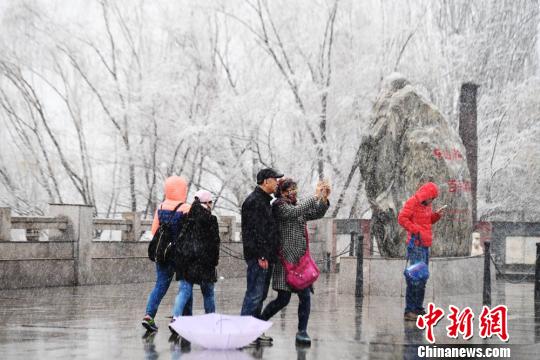 圖為當(dāng)?shù)孛癖娫邳S河風(fēng)情線上嬉戲玩耍?！钇G敏 攝