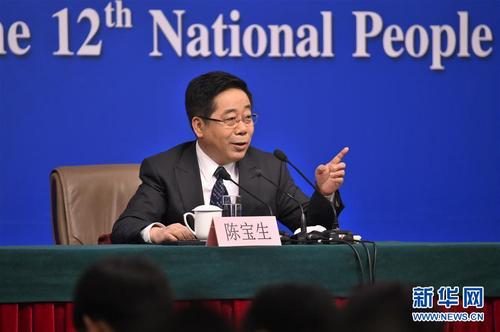 這是陳寶生回答記者提問(wèn)新華社記者 薛玉斌 攝