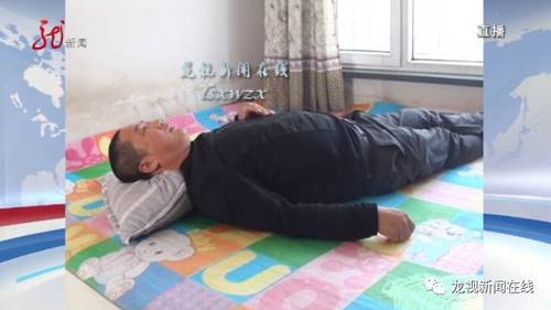 佟云龍和妻子只有一個(gè)女兒，今年29歲，已經(jīng)結(jié)婚，住在 平房區(qū)。佟云龍家里還有一個(gè)12歲的女孩佳佳，是妻子弟弟的孩子，因?yàn)榈艿苋ナ?、弟媳不辭而別，這幾年佳佳就跟著姑姑、 姑父一家生活。發(fā)現(xiàn)情況不對(duì)后，佟云龍趕緊把佳佳叫過(guò)來(lái)。