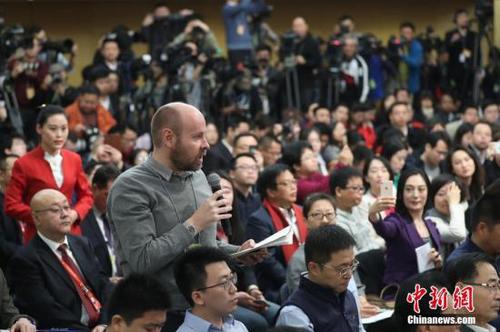 資料圖 一名外國(guó)記者在現(xiàn)場(chǎng)提問(wèn)。<a target='_blank' href='http://www.chinanews.com/'>中新社</a>記者 泱波 攝
