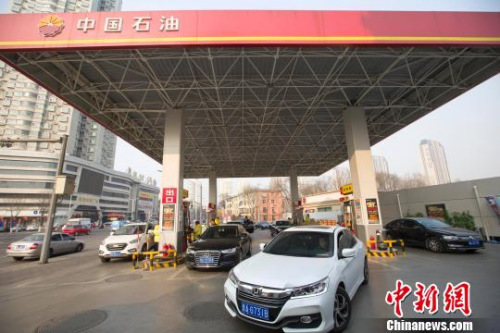 資料圖：山西太原，加完油的車輛駛出加油站。 張云 攝
