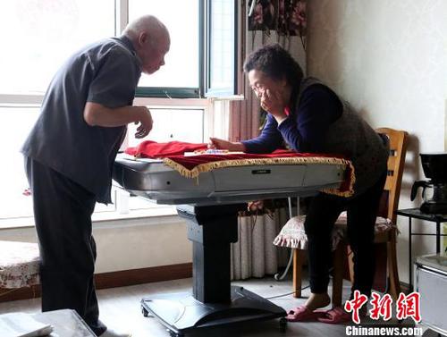 圖為潘紹斌夫婦正在玩跳棋?！埡ｖ?攝