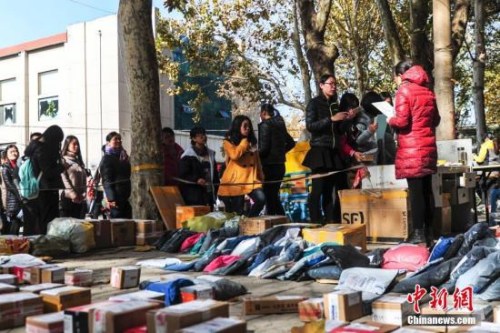 資料圖：大學生“剁手黨”們的網購商品快件激增，取件學生絡繹不絕。<a target='_blank' href='http://www.chinanews.com/'>中新社</a>記者 張勇 攝