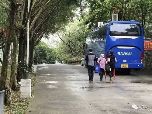 業(yè)務(wù)員全程跟陪老人。