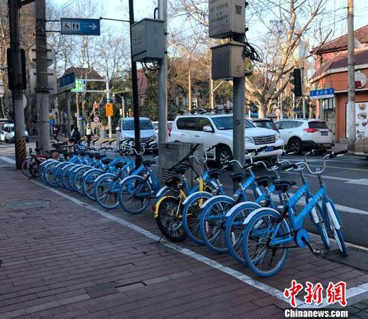 共享單車停放在人行道白線停車區(qū)域內(nèi)?！⊥踝訚?攝