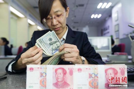 3月7日，中國人民銀行公布數(shù)據(jù)顯示，中國2月外匯儲備30051.24億美元，前值29982.04億美元，結(jié)束連續(xù)7個月下滑，環(huán)比增加69.2億美元。另外，2月末黃金儲備報5924萬盎司，與上個月持平。張云 攝