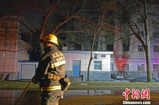 消防員在事故現(xiàn)場滅火?！∥淇〗?攝