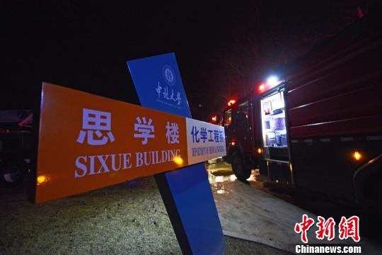消防車在事發(fā)現(xiàn)場。　武俊杰 攝