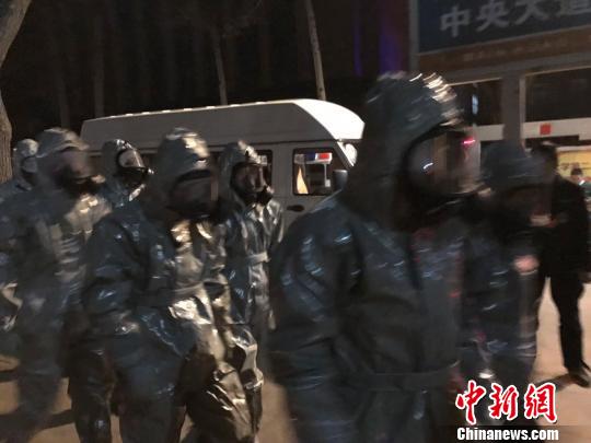 十幾名身著防護(hù)服的人員頭戴面具進(jìn)入事發(fā)地?！『?攝