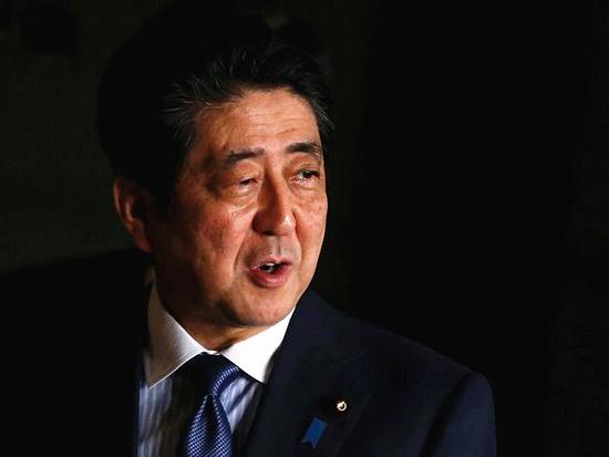 3月16日，日本首相安倍晉三走在東京官邸內(nèi)。（新華/路透）