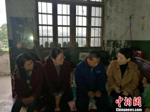 常州的三位女企業(yè)家慰問(wèn)劉文軍的父親?！√凭?攝