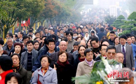 資料圖：2015年4月5日，上海周邊墓區(qū)迎來掃墓大客流。隨著民眾觀念的不斷改變，文明祭掃已成常態(tài)。<a target='_blank' href='http://www.chinanews.com/'>中新社</a>發(fā) 湯彥俊 攝