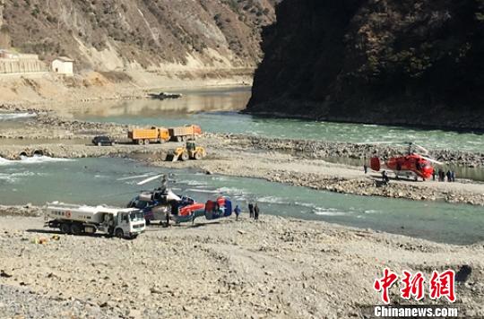 直升機在火場附近河灘上加油、掛桶?！＄娦?攝