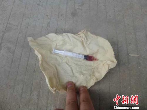碰瓷者馬某每次假裝被車輛碰到，后趁機將事先準備好的針管取出，在耳朵里注入紅色液體，造成重傷假象。圖為警方查獲的碰瓷“道具”?！∑呃锖咏痪箨牴﹫D 攝