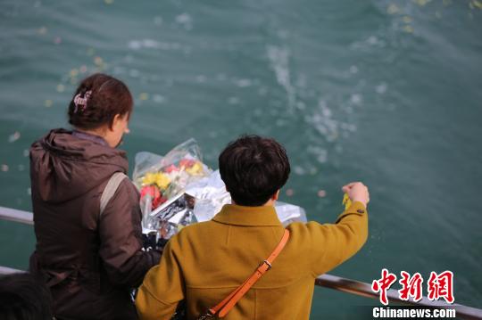 3月22日，遼寧舉行海葬公祭活動(dòng)，193位家屬來(lái)到大連海域，向海面撒下鮮花寄托對(duì)親人的思念之情?！吧鷳B(tài)葬”目前已漸入人心?！≈烀饔睢z