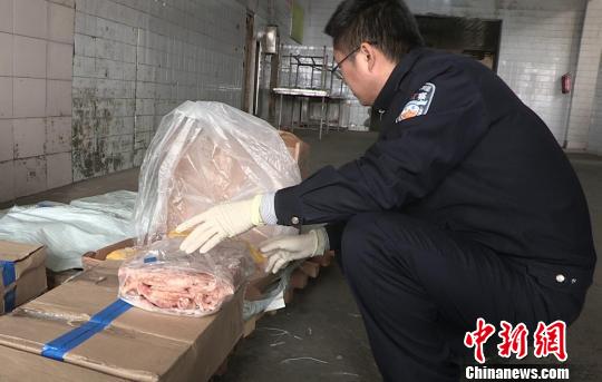 圖為緝私警察盤點(diǎn)走私凍品?！钚l(wèi)　攝