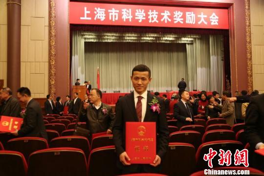 華山醫(yī)院神經(jīng)外科專家吳勁松教授領(lǐng)銜的團隊歷時20年，探索建立了多項功能定位技術(shù)體系，實現(xiàn)腦功能區(qū)的精準保護，成功將腦功能區(qū)的腦腫瘤手術(shù)致殘率降低90%，達到國際先進水平。先相關(guān)研究項目榮獲2016年度上海市科技進步一等獎?！￡惽趭^ 攝
