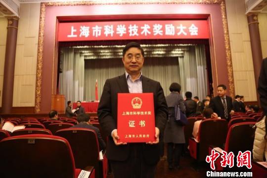 華山醫(yī)院皮膚科主任徐金華教授領(lǐng)銜的團隊歷時16年，通過基礎(chǔ)和臨床相結(jié)合的轉(zhuǎn)化醫(yī)學(xué)模式，提出了系統(tǒng)性紅斑狼瘡免疫治療新策略。研究人員率先采用奧曲肽治療系統(tǒng)性紅斑狼瘡，取得良好療效，相關(guān)項目榮獲2016年度上海市科技進步三等獎。　陳勤奮 攝