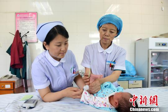 圖為青海省人民醫(yī)院的醫(yī)護(hù)人員照看剛出生的嬰兒?！O瑩 攝