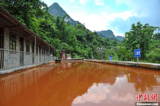 資料圖：7月6日，位于廣西河池市環(huán)江縣北山村的北山溪長達7公里的流水顏色發(fā)黃，流經(jīng)之處河床、石頭、草木無不被“染色”。圖為一鉛鋅礦開采企業(yè)的礦坑水處理池，存在未對礦坑水進行任何處理就向溪流排放的嫌疑。洪堅鵬 攝