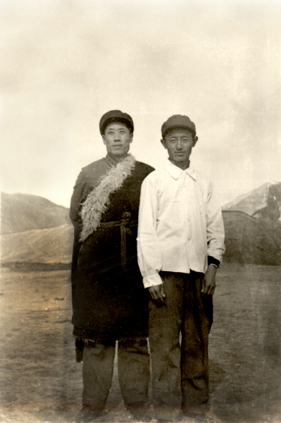 1965年西藏那曲縣那曲草原上，霍鐘權與那曲縣門堆鄉(xiāng)牧民頓珠合影。（圖片由霍老提供）