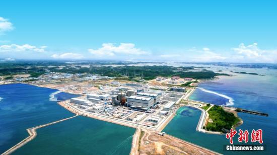 資料圖：2015年，防城港核電1.2號(hào)機(jī)組全景。至此，中廣核具備發(fā)電能力的核電機(jī)組已達(dá)16臺(tái)，總裝機(jī)容量達(dá)到1708.1萬(wàn)千瓦。 <a target='_blank' href='http://www.chinanews.com/'>中新社</a>記者 鐘欣 攝