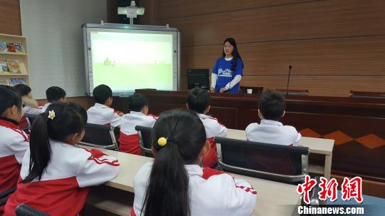 學(xué)生在浦江第一小學(xué)進(jìn)行水知識(shí)普及授課?！∧吆级z