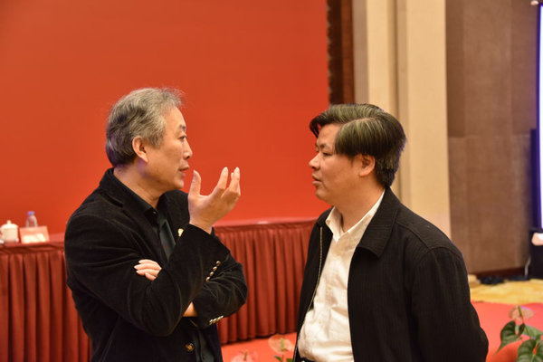 5、會議間隙，全國人大常委、民盟中央社會委員會主任鄭功成（右）和民盟北京市委專職副主委宋慰祖親切交流。 張雨斌  攝影