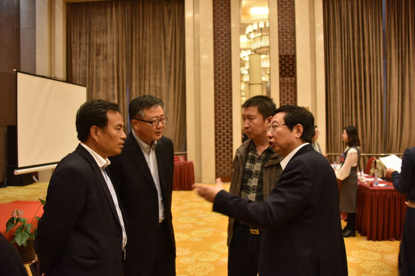 6、會議間隙親切交流。右一：民盟中央社會服務工作委員會主任張澎；左一：民盟中央科技委員會委員祝智軍；左二：民盟北京市委參政議政部部長徐熒；右二：民盟北京市委參政議政部干部劉建。 張雨斌  攝影