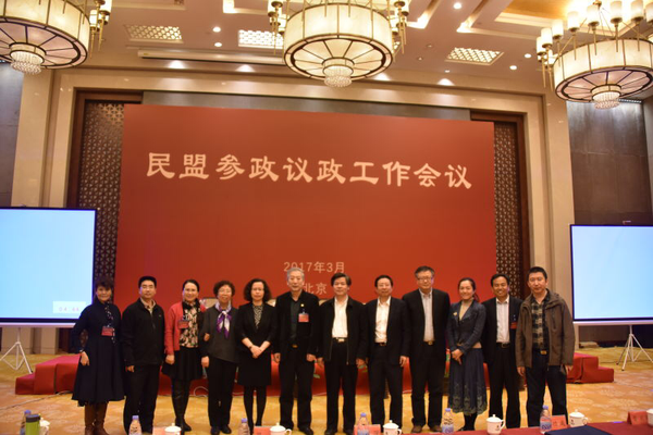 12、分別在即，互致勉勵(lì)。參加此次民盟參政議政工作會(huì)議的部分北京民盟盟員表示：回去以后，要擼起袖子加油干！ 張雨斌  攝影
