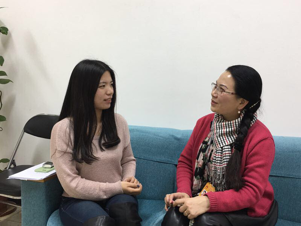 3、人大附中校團委委員、初三畢業(yè)班班主任王清老師接受本文作者采訪。朱小林  攝影