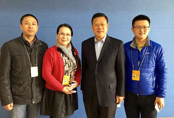 4、訪談結(jié)束，翟小寧校長（右二）與本文作者（左二）和中外媒體記者朱小林（左一）、方永磊親切留影。   楊睿  攝影
