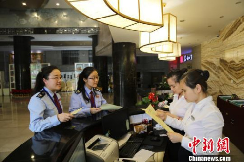 資料圖： 廈門國稅工作人員深入營改增企業(yè)宣傳相關(guān)政策?！≡?攝