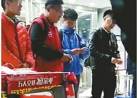 強令員工撕人民幣 網(wǎng)友:這領導簡直要瘋了