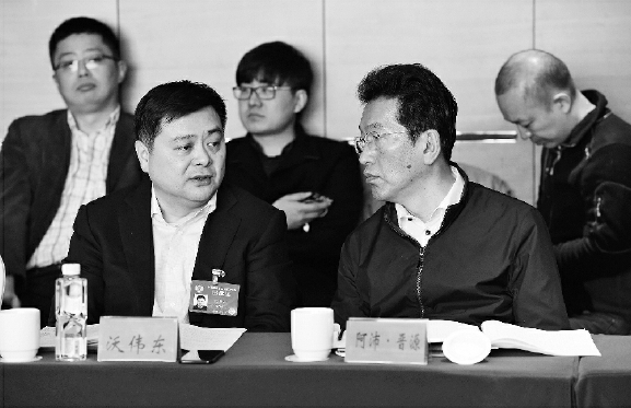 今年兩會(huì)期間，阿沛·晉源（右）在界別小組討論會(huì)上。    本報(bào)記者  齊波  攝