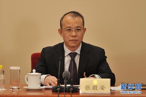 3月2日，全國政協(xié)十二屆五次會議新聞發(fā)布會在北京人民大會堂舉行。圖為新聞發(fā)布會主持人張敬安。