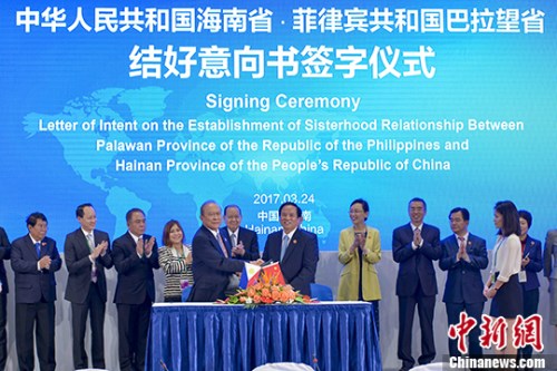 圖為會(huì)見結(jié)束后，劉賜貴與阿爾瓦萊茲共同簽署兩省締結(jié)友城關(guān)系意向書。 <a target='_blank' href='http://www.chinanews.com/'>中新社</a>記者 駱云飛 攝