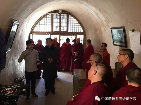 3月25日，中國藏語系高級佛學(xué)院第十三屆高級學(xué)銜班來到革命圣地延安，開啟畢業(yè)參觀學(xué)習(xí)之旅。_副本